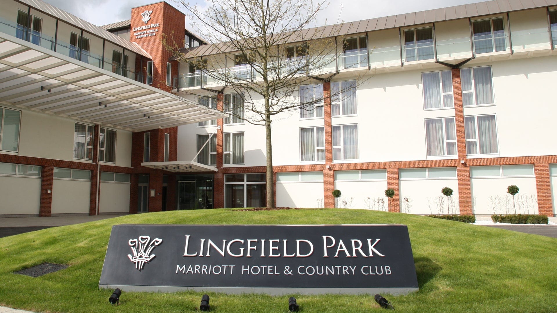 2x 4 Balls With An Overnight Stay At The Lingfield Park Marriott Hotel & Country Club (Dinner & Breakfast Included) For 4 People
