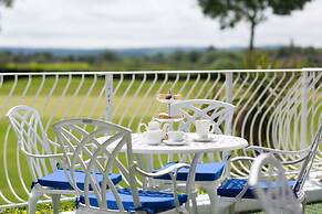 Overnight Stay in A 4 Star Hotel Including Three Course Dinner And Breakfast Combined With A Vineyard Tour And Wine Tasting In Kent For Two People